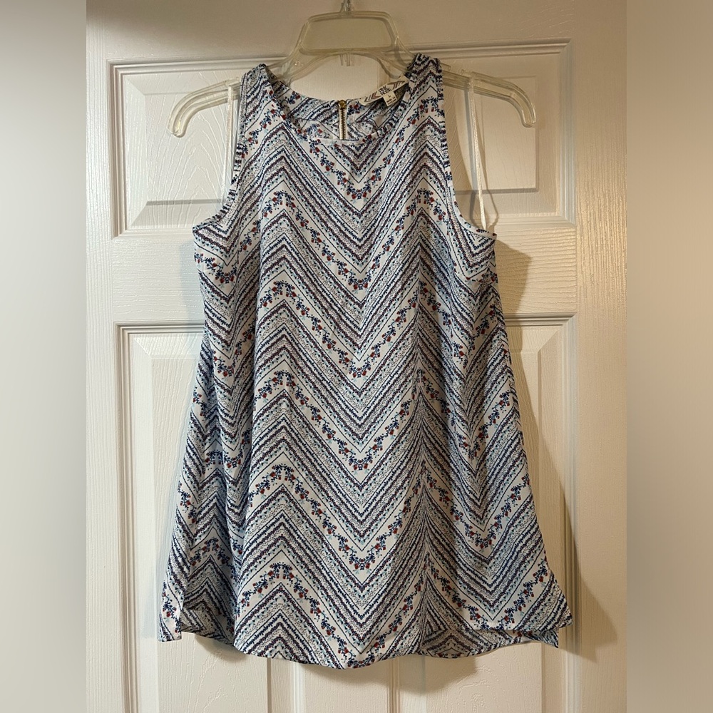 Round neckline sleeveless shirt